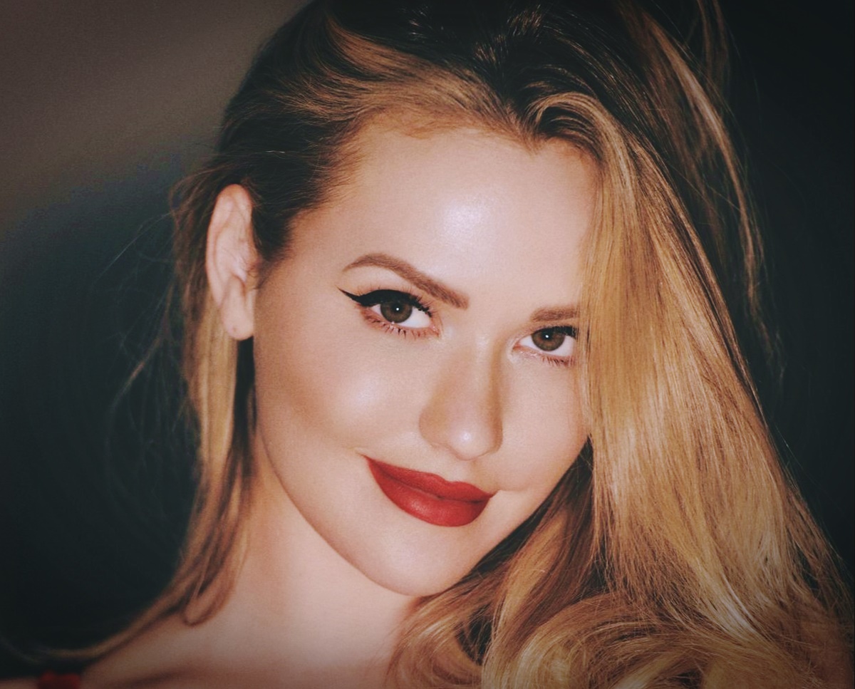 Mia Malkova at 31 Years Old: Erotic Centerfold Model (2024)