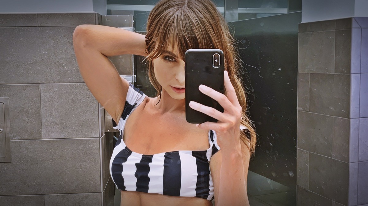 Riley Reid at 33 Years Old: Selfie Spieger Best Slender Petit Pornstar (2024-2025)