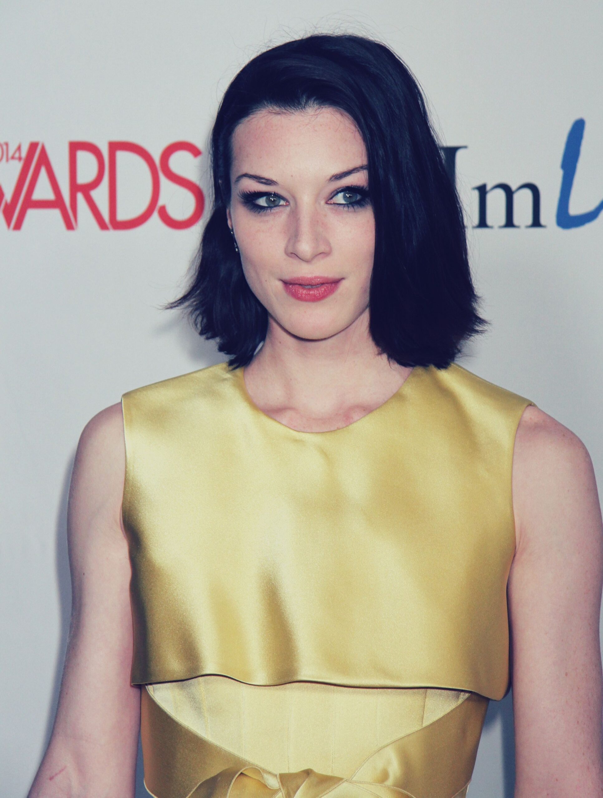 brunette 28 años edad natural yellow pale dress at avn awards show