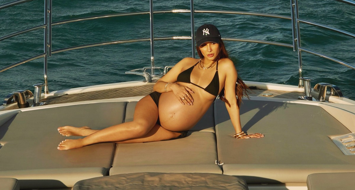 Gianna Dior at 29 Years Old as Selfie Girl Family Days Pregnated Brunette Black Swimsuit (July, 2026)